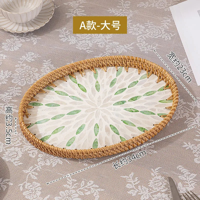 assiettes rotin motif floral moderne rustique fruits gâteau pain fourchette verre blanc intérieur