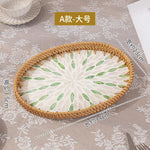 assiettes rotin motif floral moderne rustique fruits gâteau pain fourchette verre blanc intérieur