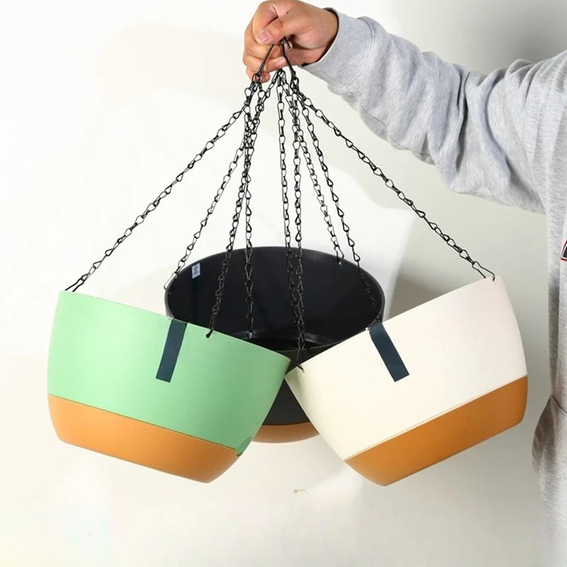 cache pot suspendu moderne vert pastel gris foncé blanc pot plastique chaînes métalliques minimaliste