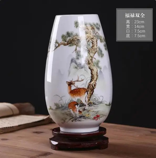 Vase en porcelaine décoré d'un paysage montagneux avec des champignons.