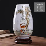 Vase en porcelaine décoré d'un paysage montagneux avec des champignons.