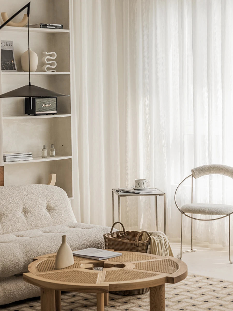 Rideau en fil blanc dans une chambre à coucher épurée