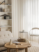 Rideau en fil blanc dans une chambre à coucher épurée