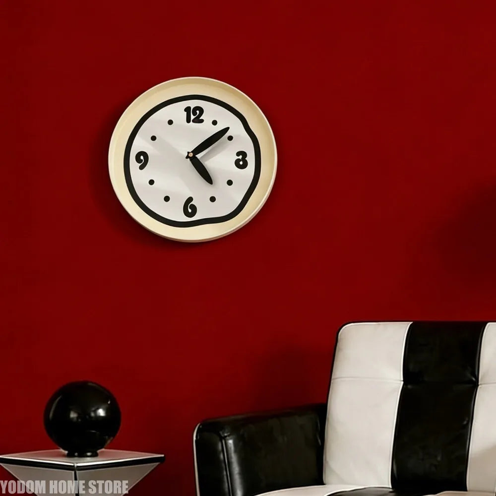 horloge murale moderne minimaliste rouge noir beige clair points texture ondulée fixée mur vintage