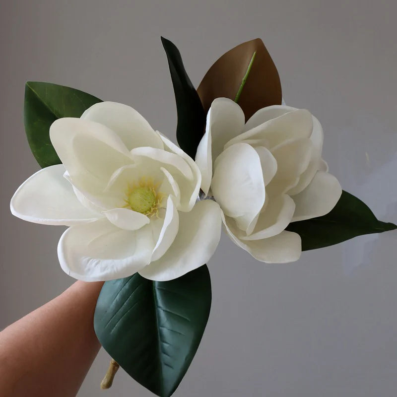 bouquet artificiel fleurs magnolias blanches feuilles vertes intérieur décoration événement mariage anniversaire minimaliste