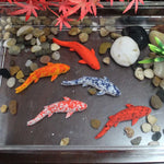 décoration intérieure poisson koi résine rouge blanc bleu points noirs réaliste maison