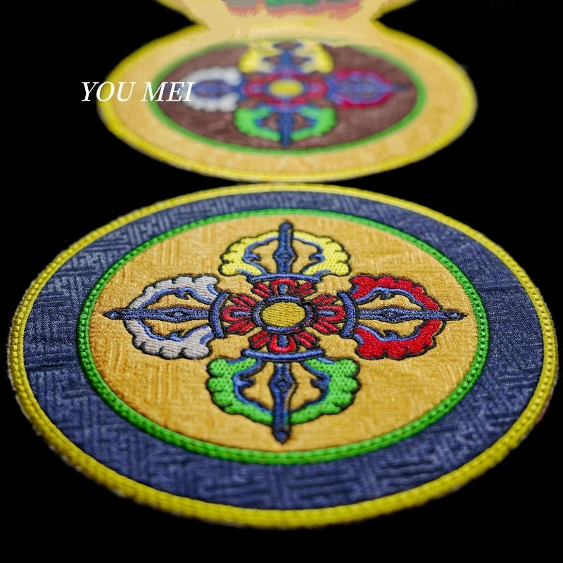 broderies tibétaines motifs fleurs table carrée coton polyester artisanal rouge bleu vert jaune marron