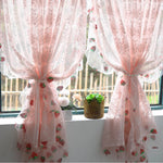 rideau floral rose fraises brodées dentelle blanche romantique translucide doux inclusion chambre