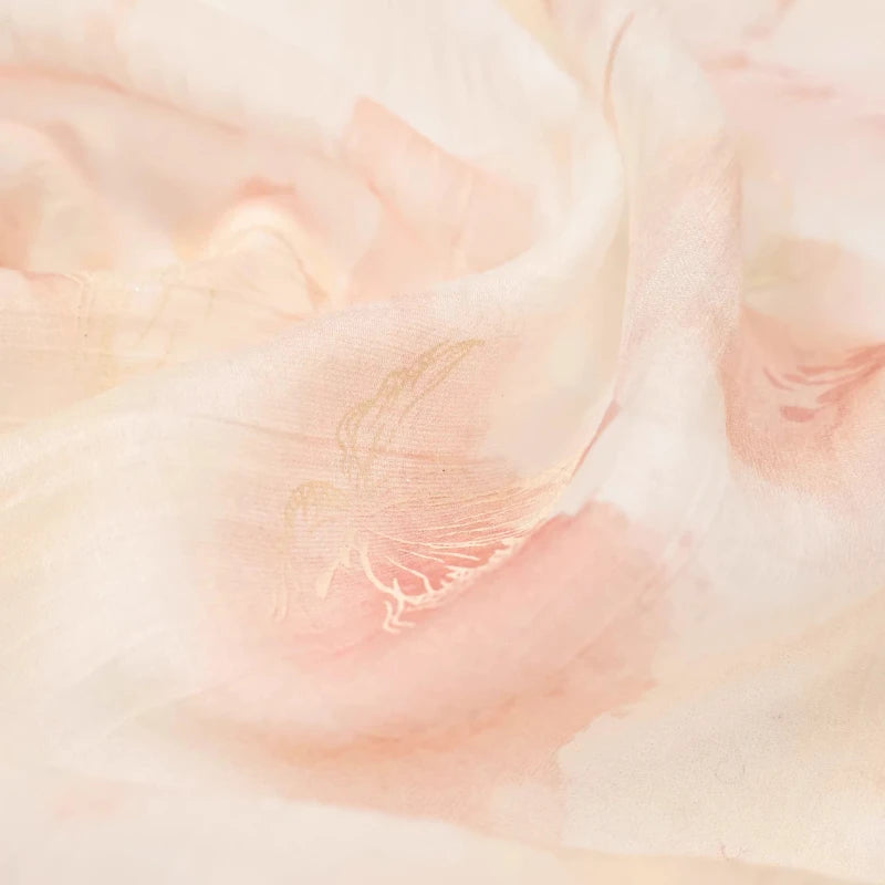 tissu rose clair papillons dorés motifs floraux subtiles élégant romantique translucide 155cm 92g/m