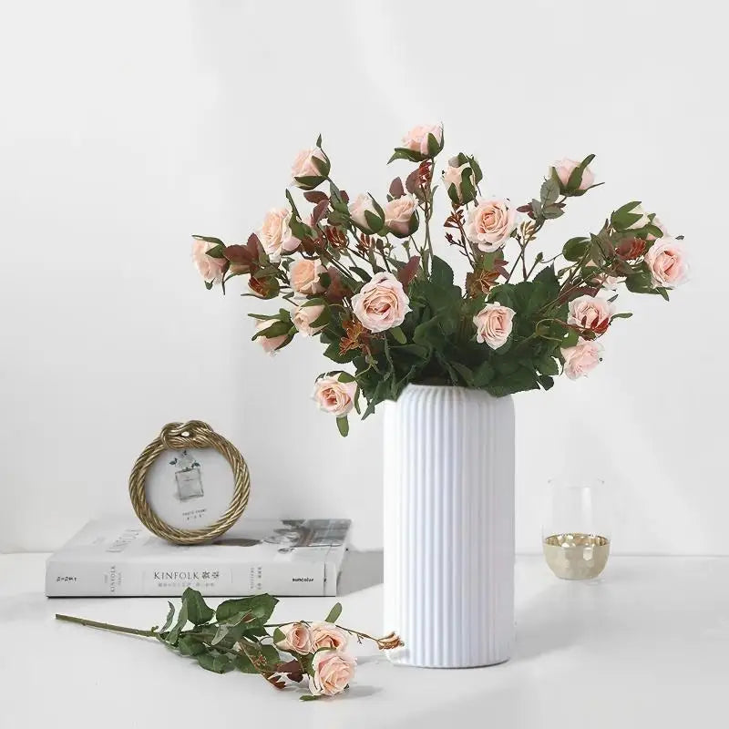 vase moderne rayures verticales blanc noir decoration intérieure fleurs artificielles contemporain salon