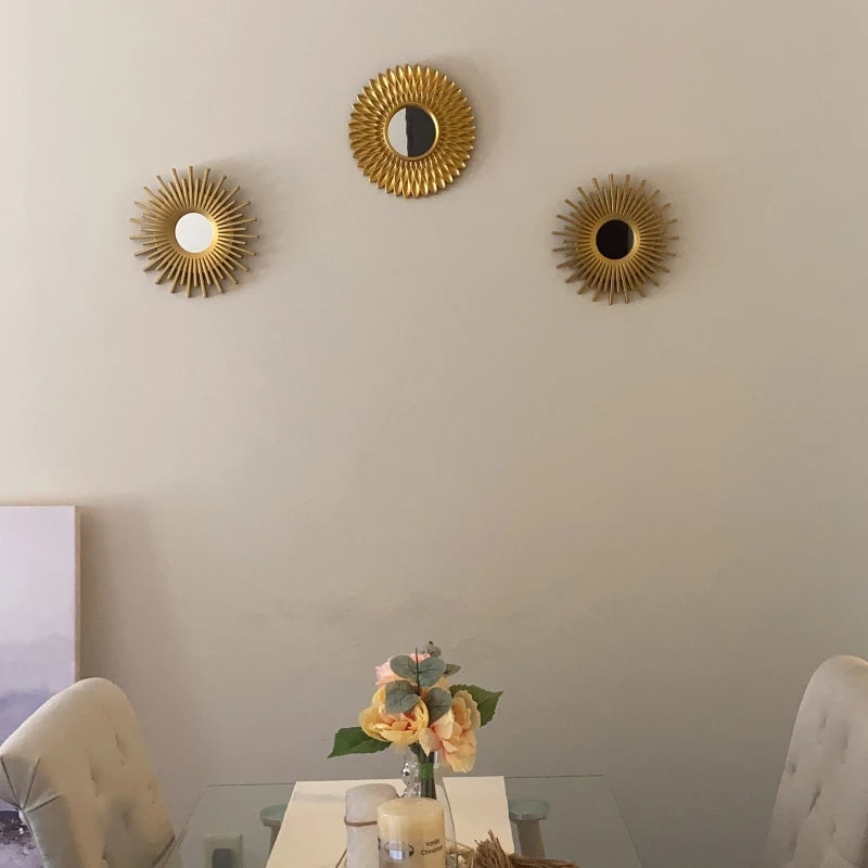 Miroir doré dans une chambre à coucher élégante