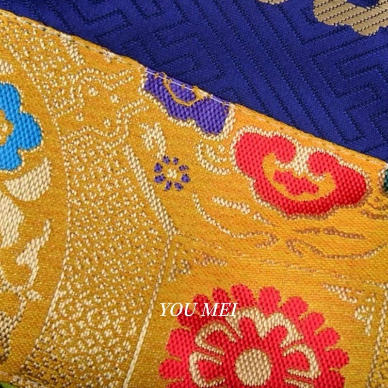 rideau artisanal brodé couleurs vives motifs floraux géométriques maison restaurant