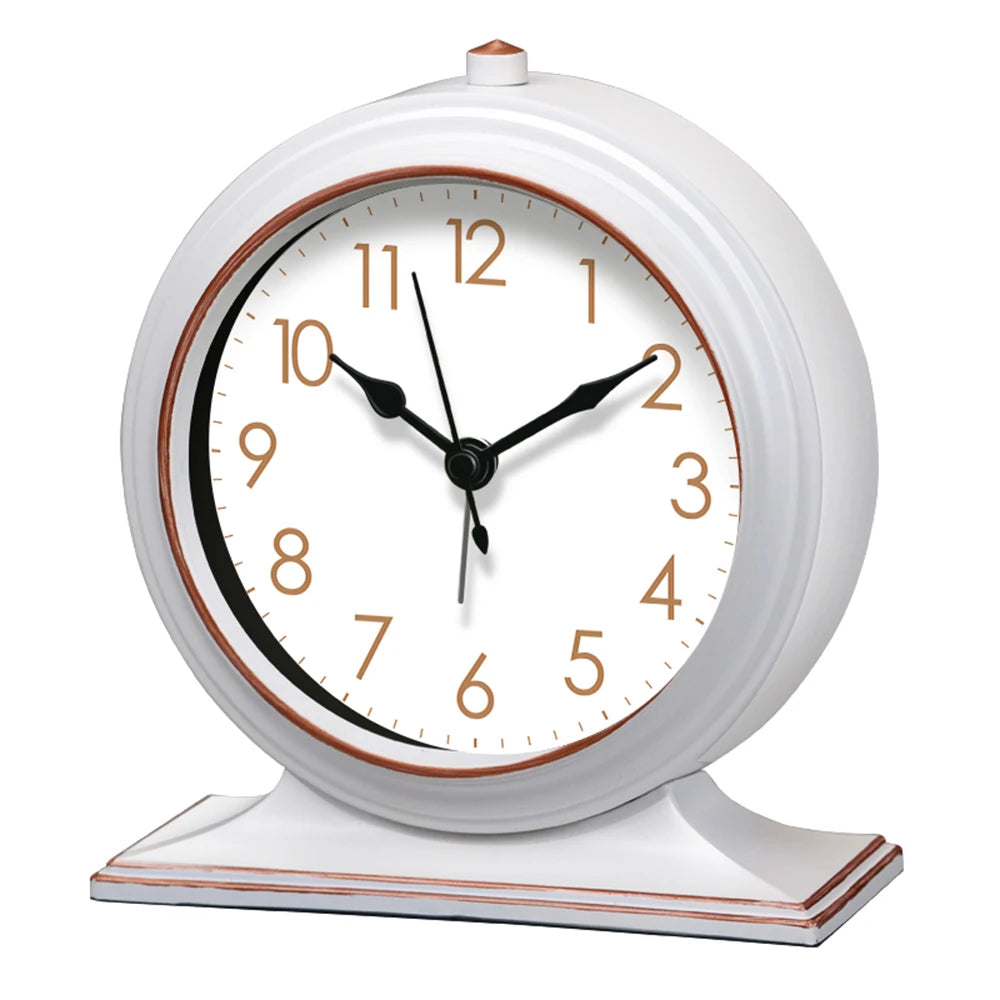 horloge vintage marron foncé cadran blanc aiguilles métalliques alarme quartz rechargeable brillant chambre salon