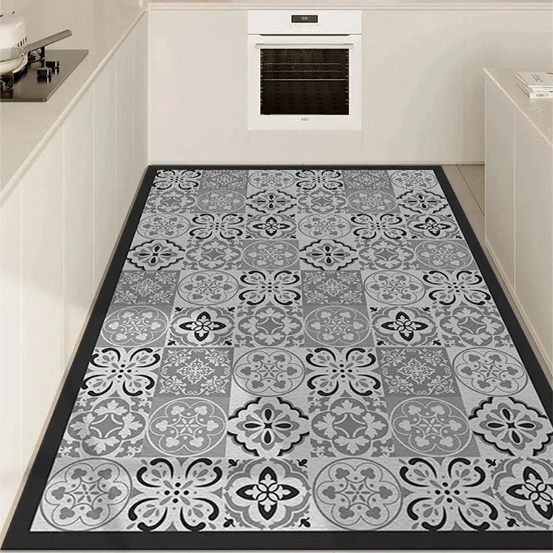 Tapis décoratif au motif de carreaux de ciment gris et noir, créant un design élégant et sophistiqué pour cette cuisine moderne.