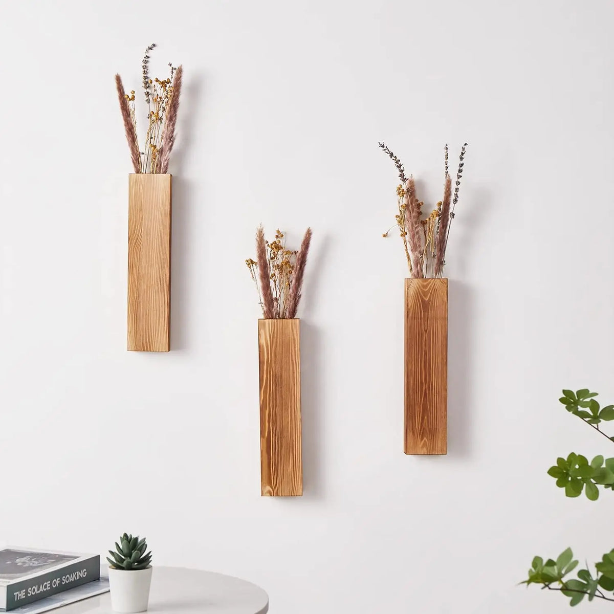 vases muraux bois clair minimaliste eucalyptus roses séchées plante décoration intérieure vert foncé rustic