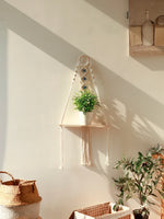 Étagère flottante macramé accrochée au mur avec plantes en pot, style nordique