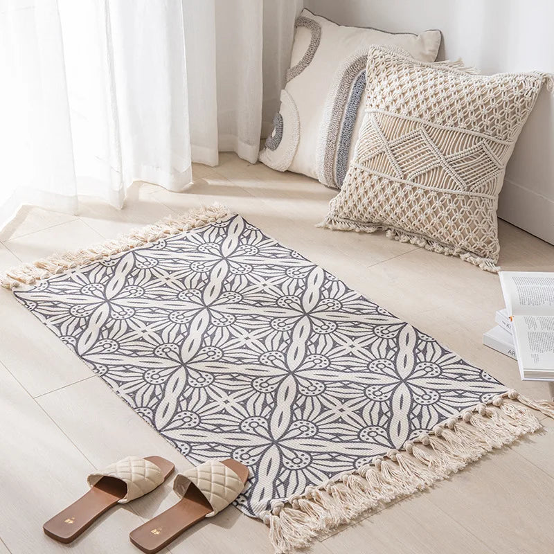 Ce tapis de sol moelleux, orné de motifs floraux élégants en noir et blanc, crée une atmosphère paisible et chaleureuse dans cette pièce aménagée avec soin.