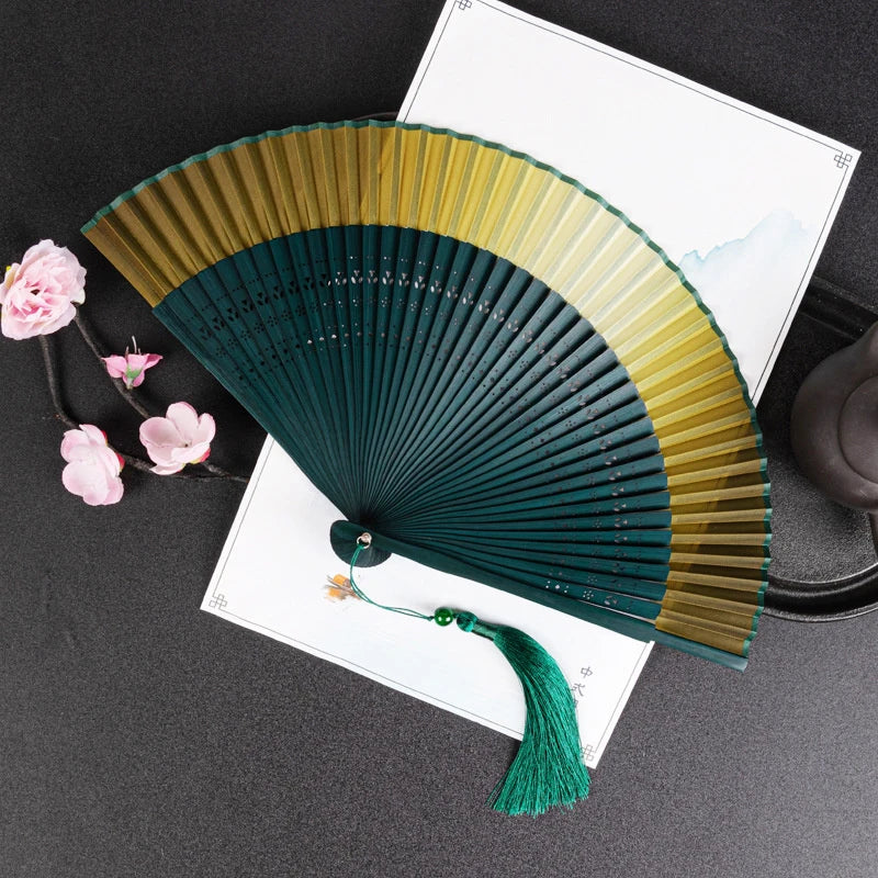 éventail pliant traditionnel vert foncé noir marron clair décoration mariage accessoire fête parfumé chinois