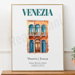 L'image représente une belle façade de bâtiment typique de Venise, en Italie, avec ses fenêtres arches et sa porte en bois. La composition utilise des couleurs chaudes et une touche aquarellée pour saisir l'ambiance méditerranéenne de cette ville historique.