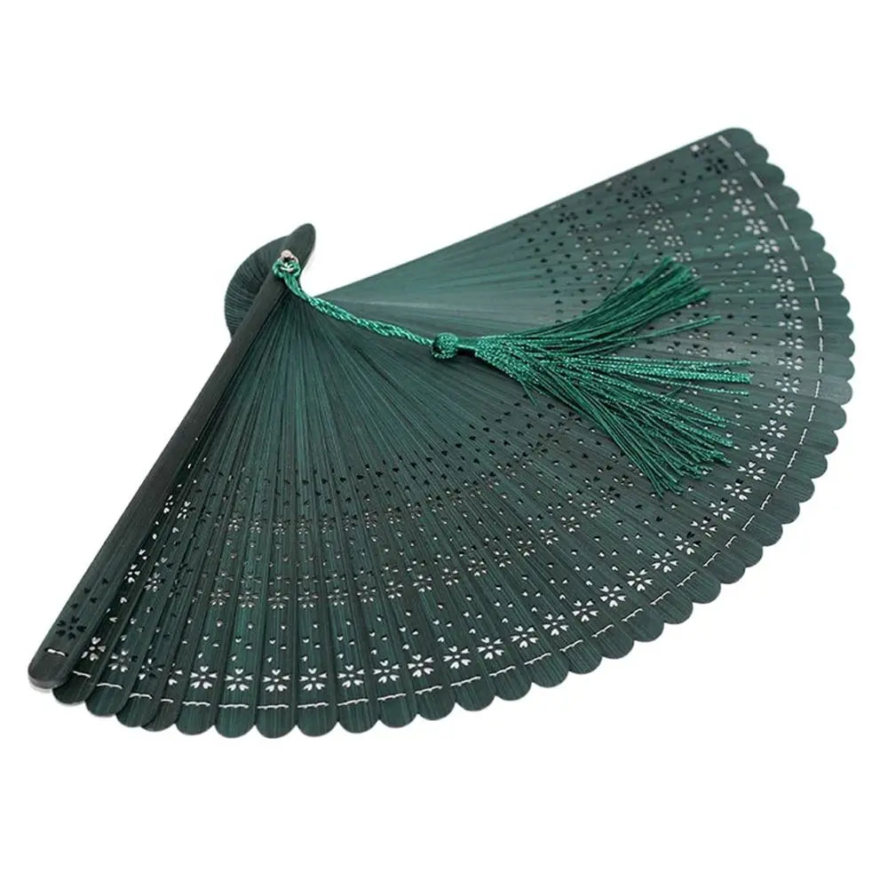 éventails pliants classiques perforations décoratives clips métalliques rubans assortis rouge bleu violet noir traditionnels