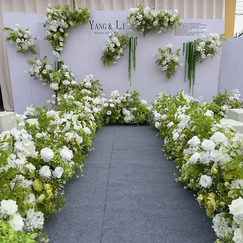 décoration événement extérieur mariage anniversaire roses fleurs variées feuillage dense tissu rouge romantique élégant