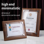 cadres photo bois marron minimaliste argentés transparents documents certificats