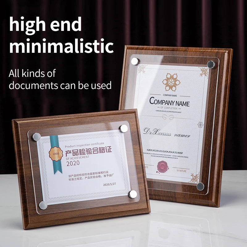 cadres photo bois marron minimaliste argentés transparents documents certificats
