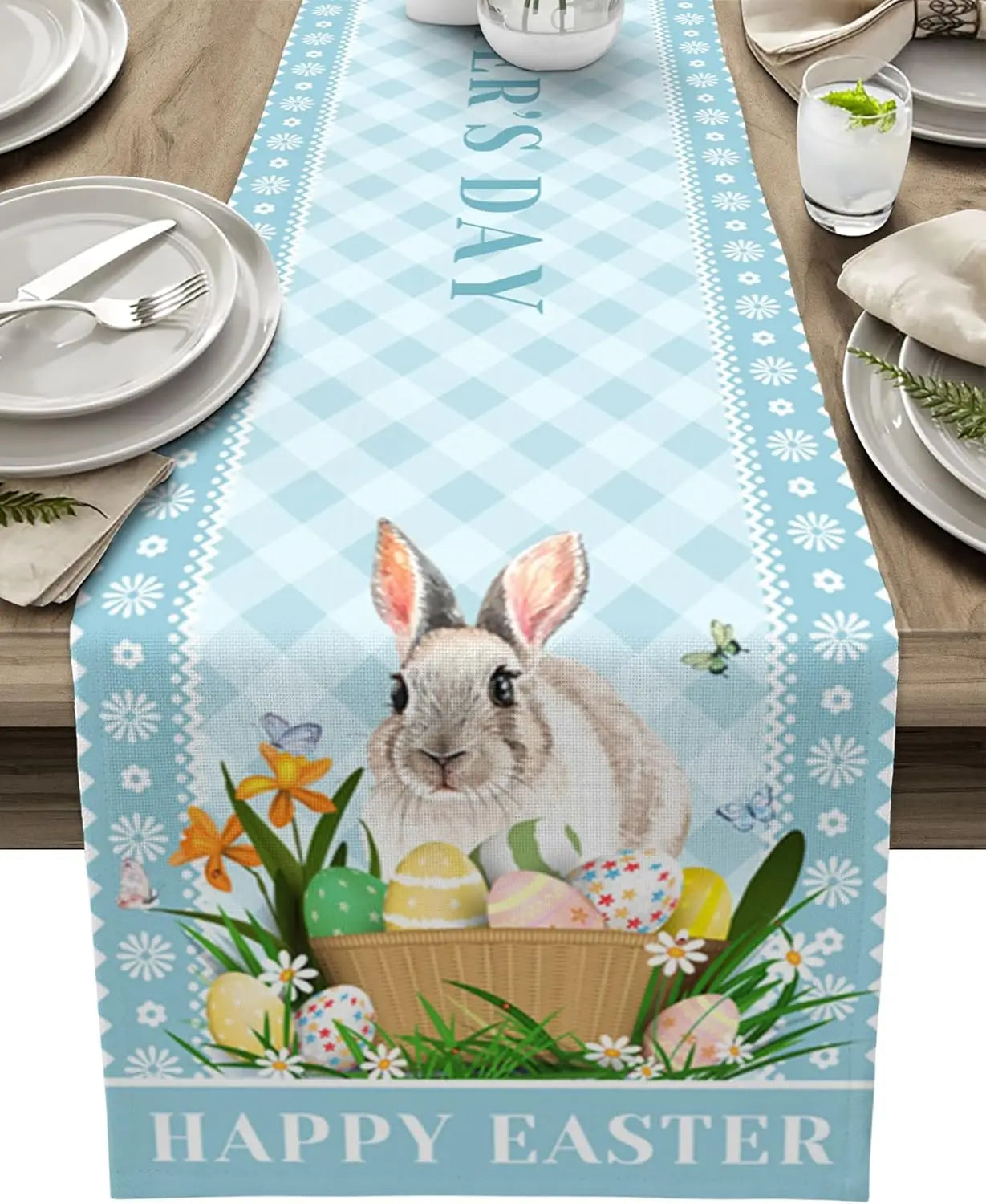 Chemin de table de Pâques avec un lapin mignon dans un panier rempli d'œufs colorés et de fleurs printanières.