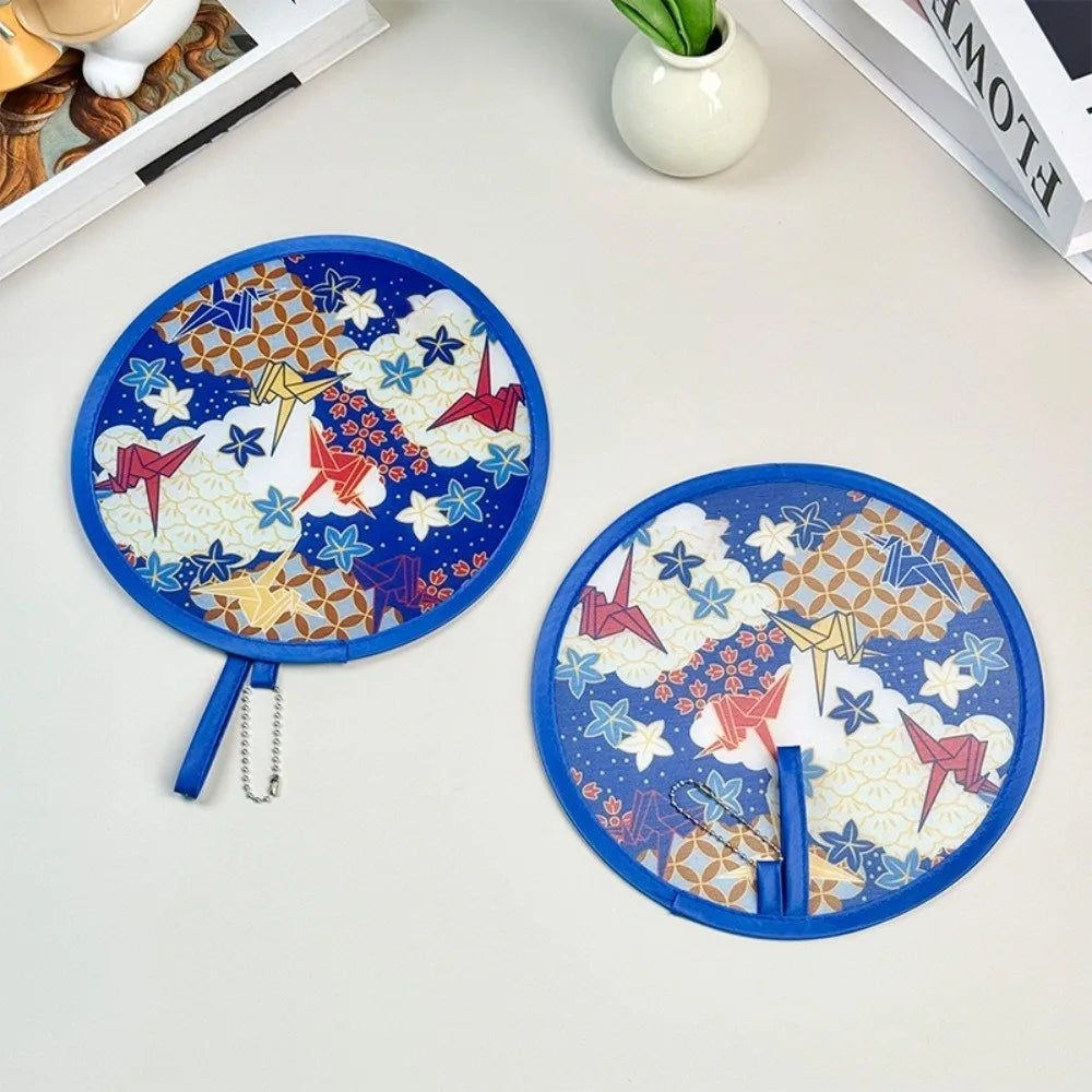 éventail pliant traditionnel japonais motif floral chaîne métallique bleu rose violet rouge blanc