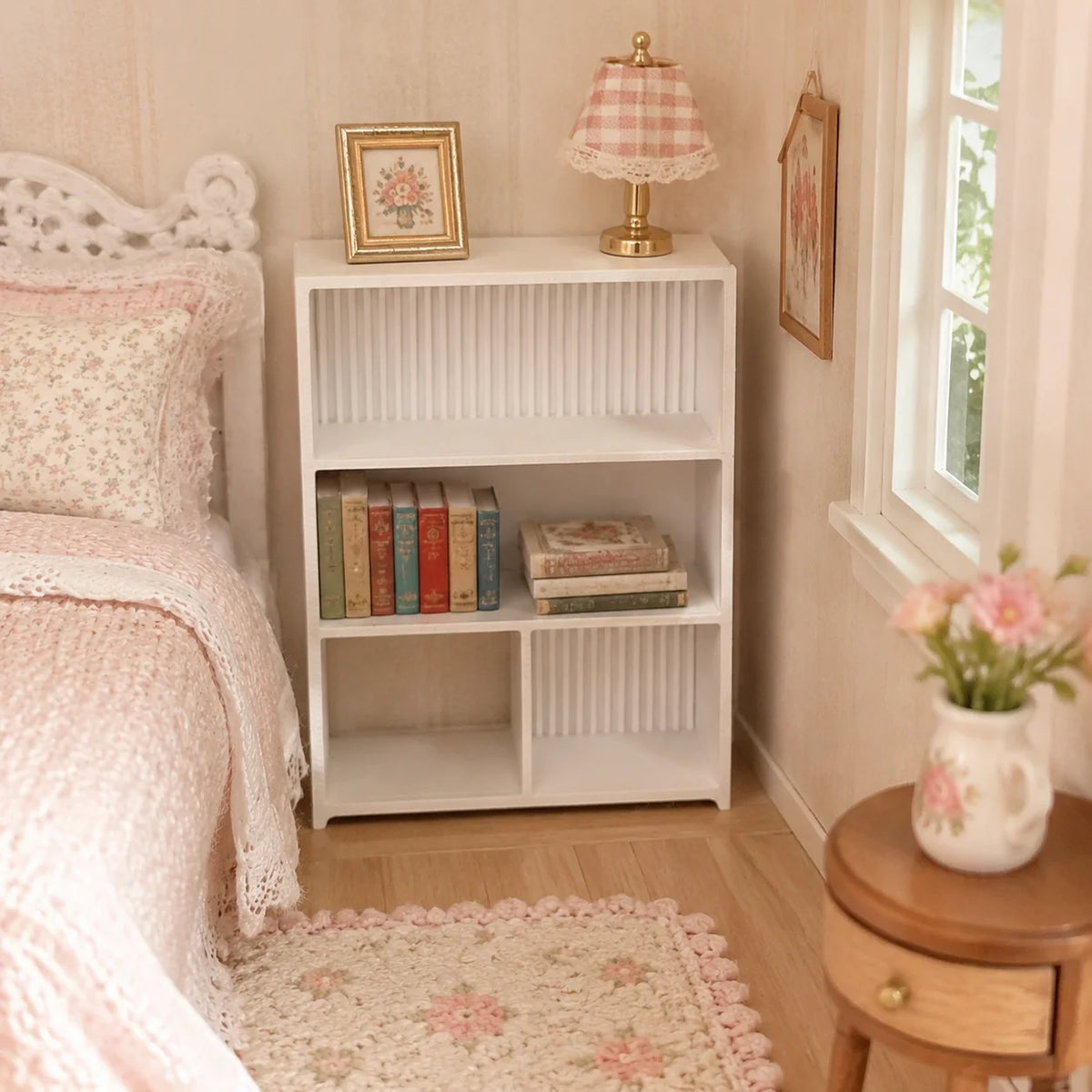 présentoir miniature étagère bois blanc rainures vintage décoration intérieure collection objets petits livres vases