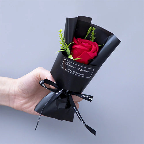 petit bouquet fleurs artificielles roses rouges noires papier cadeau élégant décoration maison mariage fête