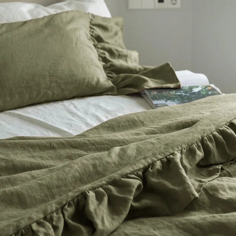 Housse de couette en lin violet avec accessoires de décoration