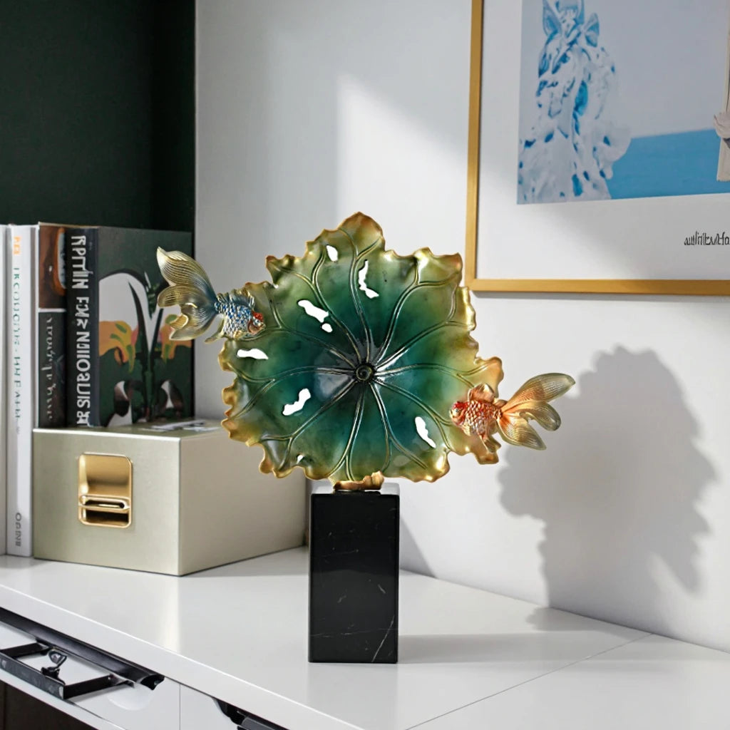 sculpture décorative lotus poissons feuilles texturées moderne artistique verte dorée noire bleue ornement intérieur