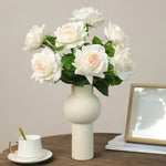 décoration intérieure bouquet roses artificielles blanc rose pâle feuilles vertes classique mariage anniversaire