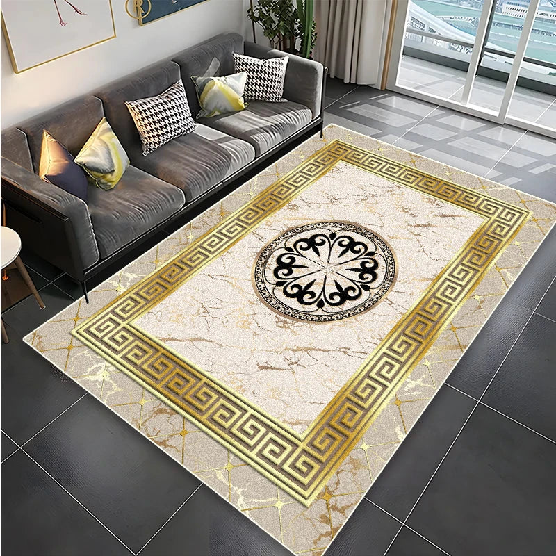 Ce tapis décoratif de style méditerranéen présente un motif ornemental central encadré de bordures géométriques dans des teintes dorées sur fond beige, créant une atmosphère élégante et raffinée dans ce salon.