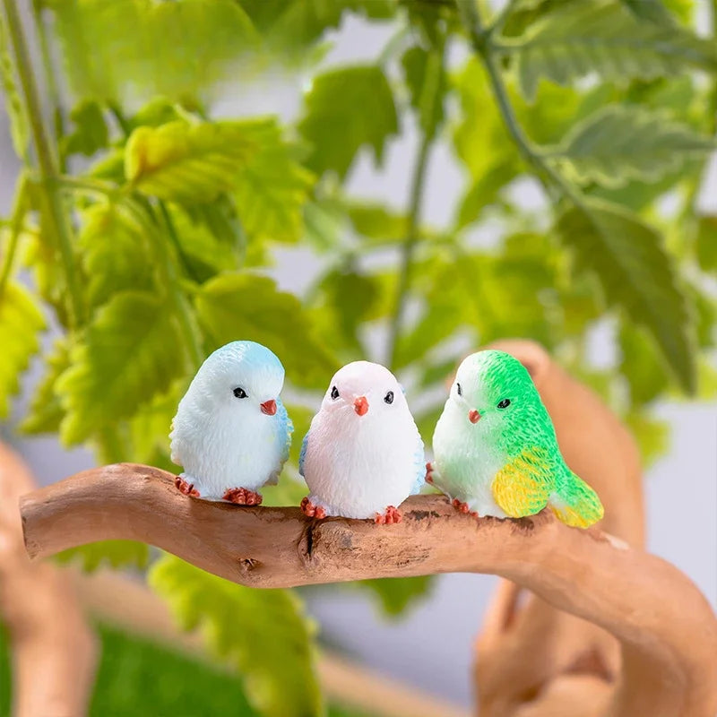 figurines oiseaux plumes colorées yeux noirs miniature rose blanc bleu vert orange