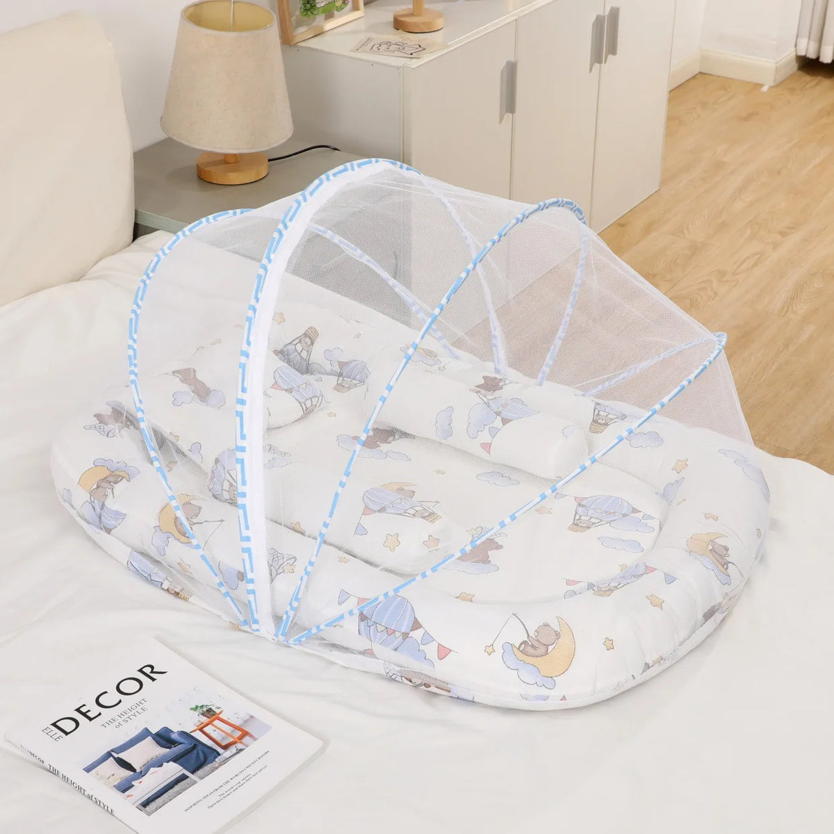 lit parapluie bébé moustiquaire intégrée matelas rembourré oreiller motif personnages ballons nuages tissu doux