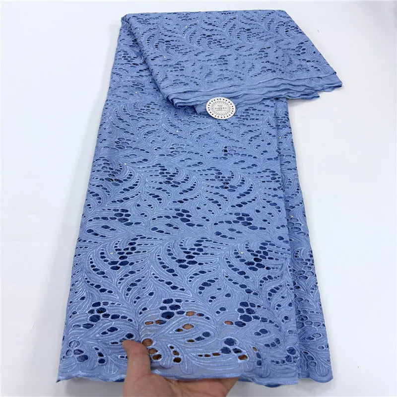 tissu dentelle coton blanc motifs floraux broderie strass robe couture luxe