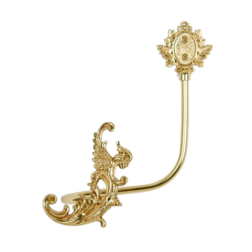 Superbe ornement doré avec des motifs floraux élégants et délicats, créant une impression de richesse et de raffinement.