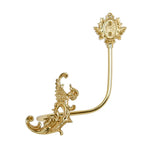 Superbe ornement doré avec des motifs floraux élégants et délicats, créant une impression de richesse et de raffinement.