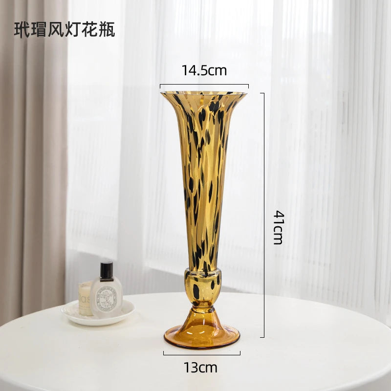 vase verre ambré motif moucheté moderne décoration intérieure bougie papillon fleurs violettes chandelier