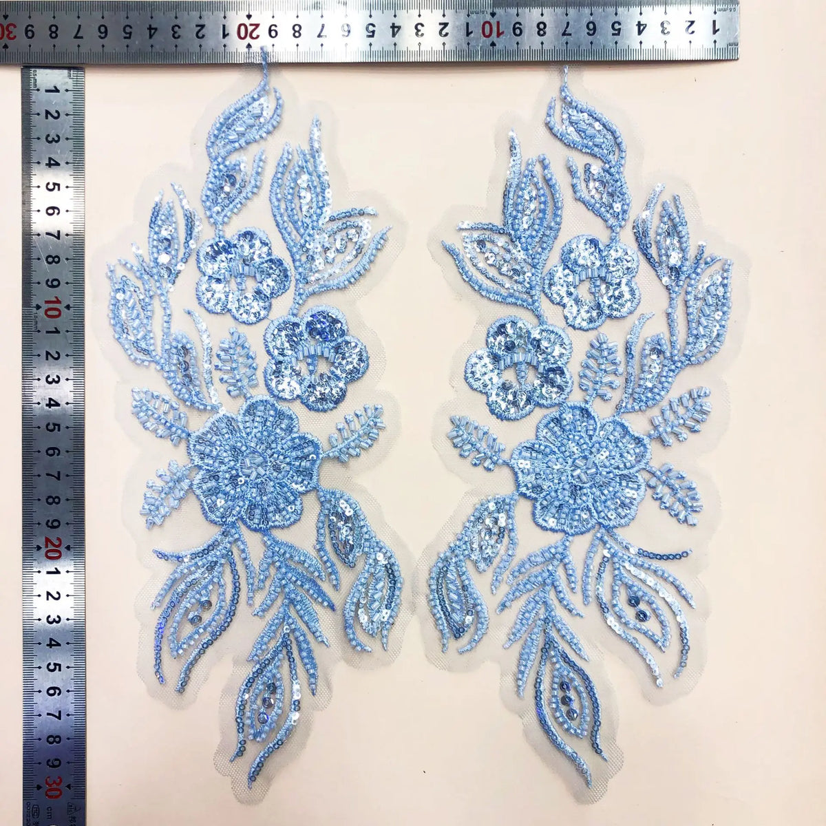 appliques textiles brodées fleurs sequins bleu clair vert rose blanc décoratives vêtements occasion party