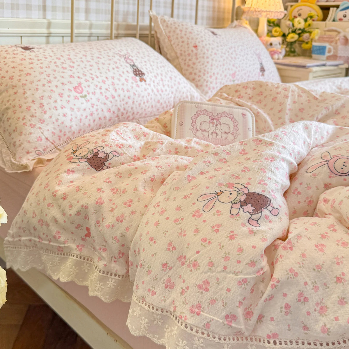 ensemble literie housse couette drap taies fleurs roses dentelle blanche romantique doux