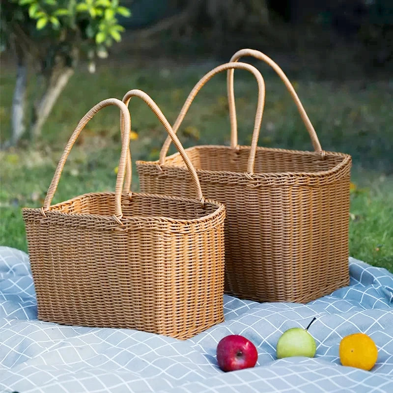 panier osier tressé marron clair traditionnel poignées cuir réutilisable respectueux environnement organisateur articles divers