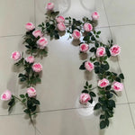guirlande fleurs artificielles roses rouges blanches modernes decoration intérieure deux pièces