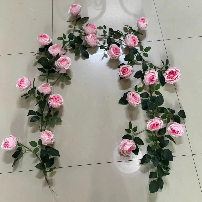 guirlande fleurs artificielles roses rouges blanches modernes decoration intérieure deux pièces