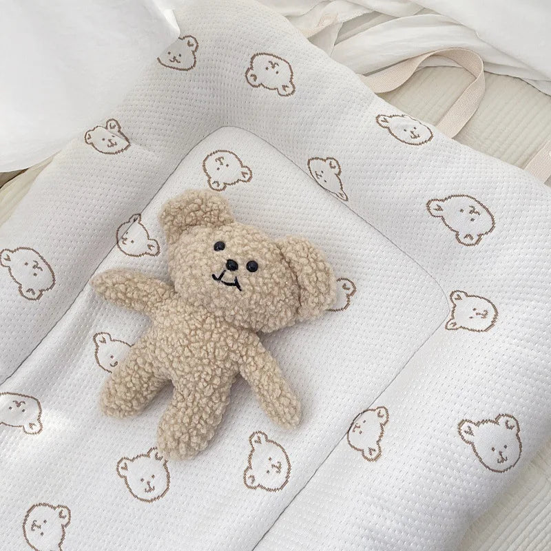 lit bébé coussin ours nuages coton gaufré blanc beige enfantin doux minimaliste