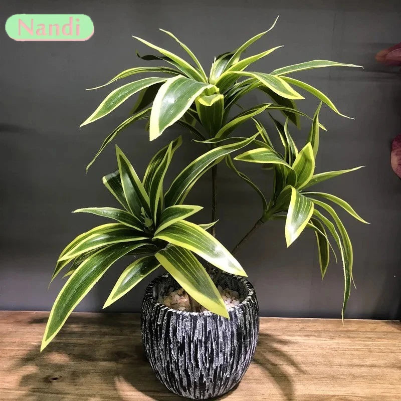 plantes artificielles feuilles striées pot texturé décoration intérieure moderne vert jaune marron gravier