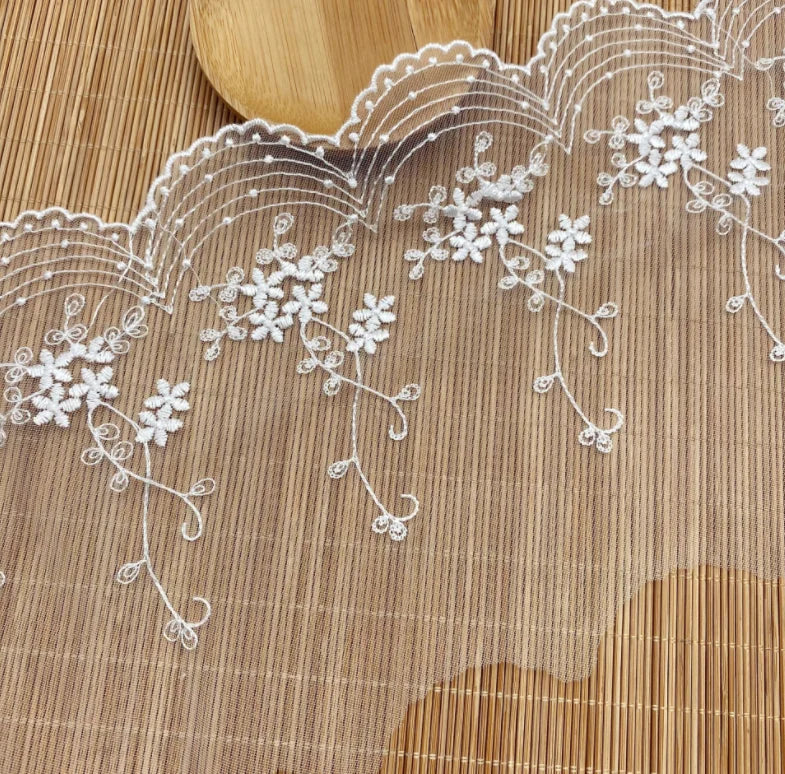 ruban dentelle fleurs blanches broderie fine 14cm largeur polyester opacite eco soluble 2mètres