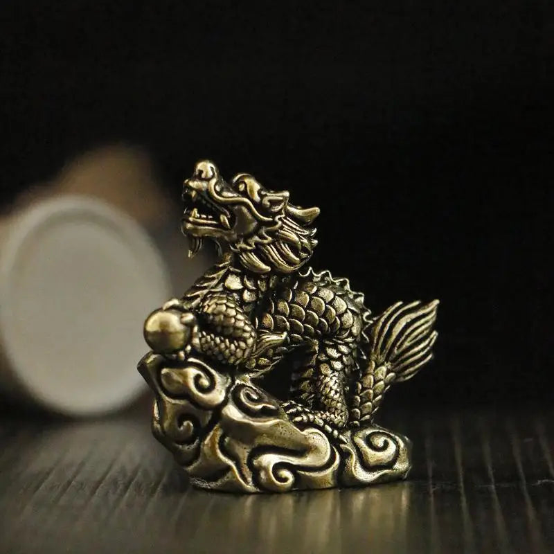 statue dragon dorée détails sculpturaux artisanal feng shui décoration intérieure ornement fine
